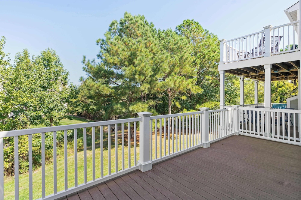 Creekside Getaway Stay for 8