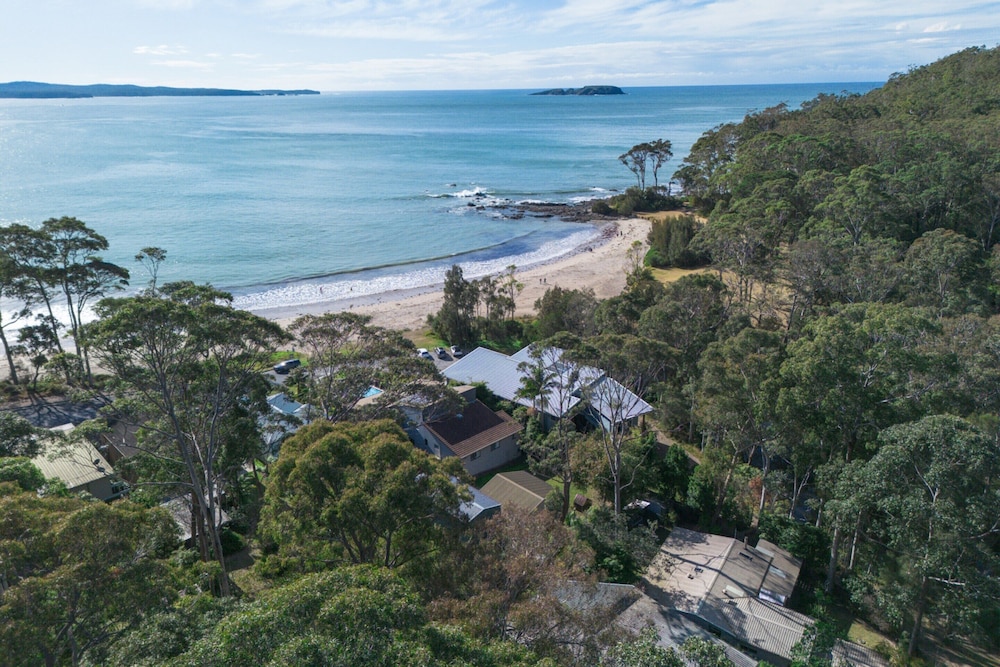 Secluded 3-bed Retreat Moments to the Beach