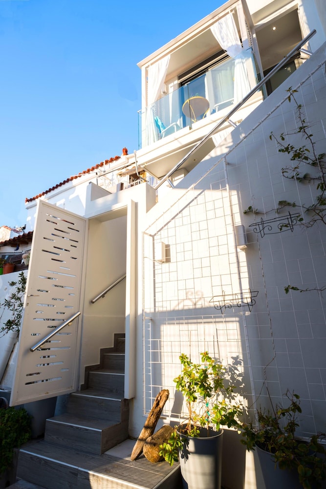 Gruccio Yellow Studio - A Sunny Skiathos Gem view 5
