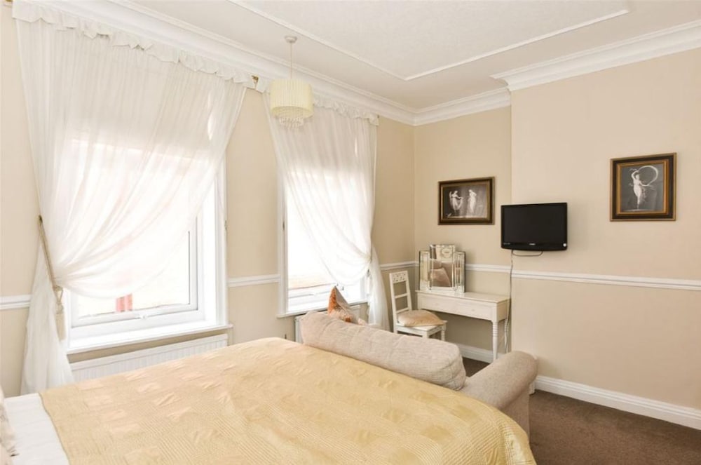 Hollies Guest House