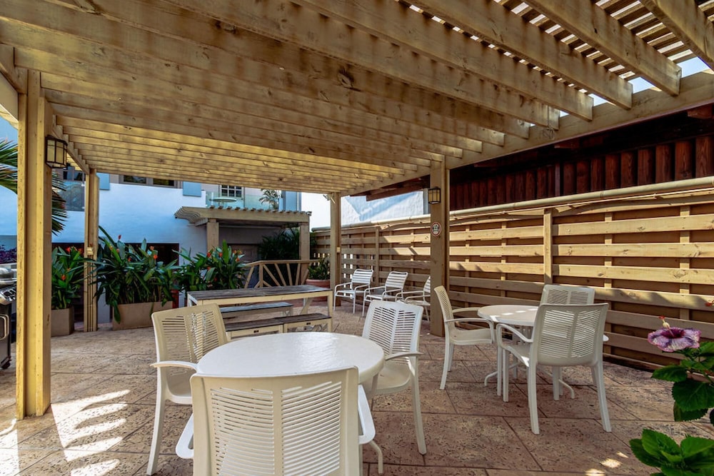 Amazing 2BR 1BA w Pool Close to the Beach BBQ