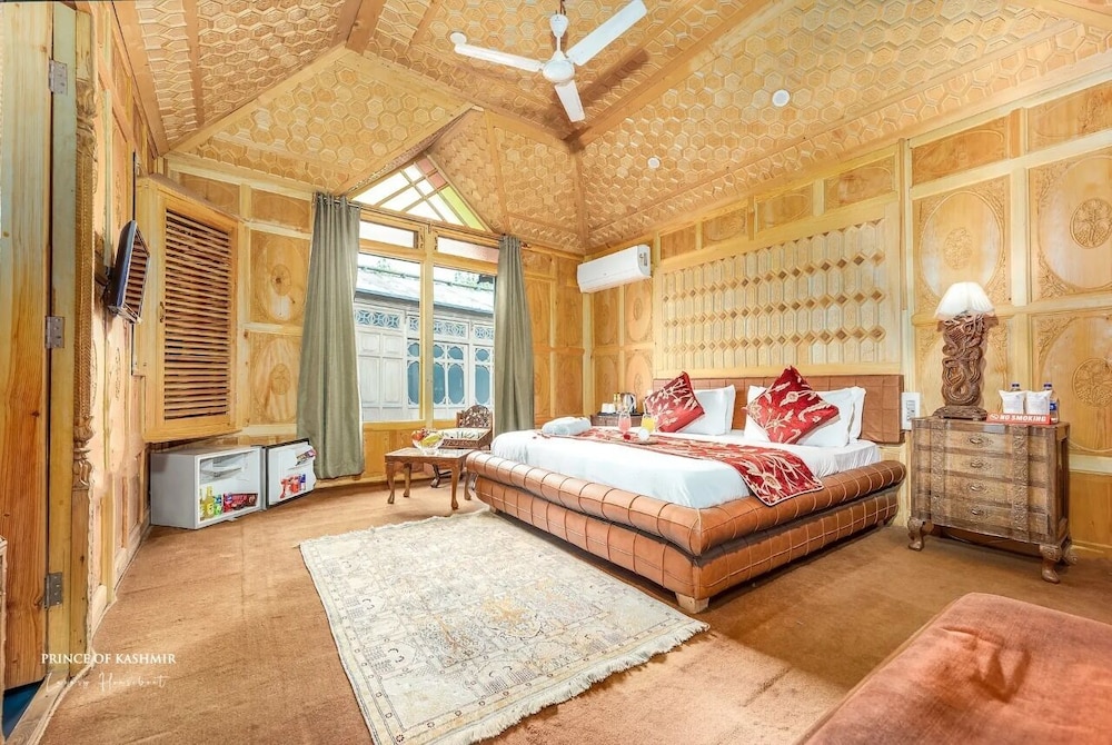 Prince of Kashmir Luxury Houseboat view 5