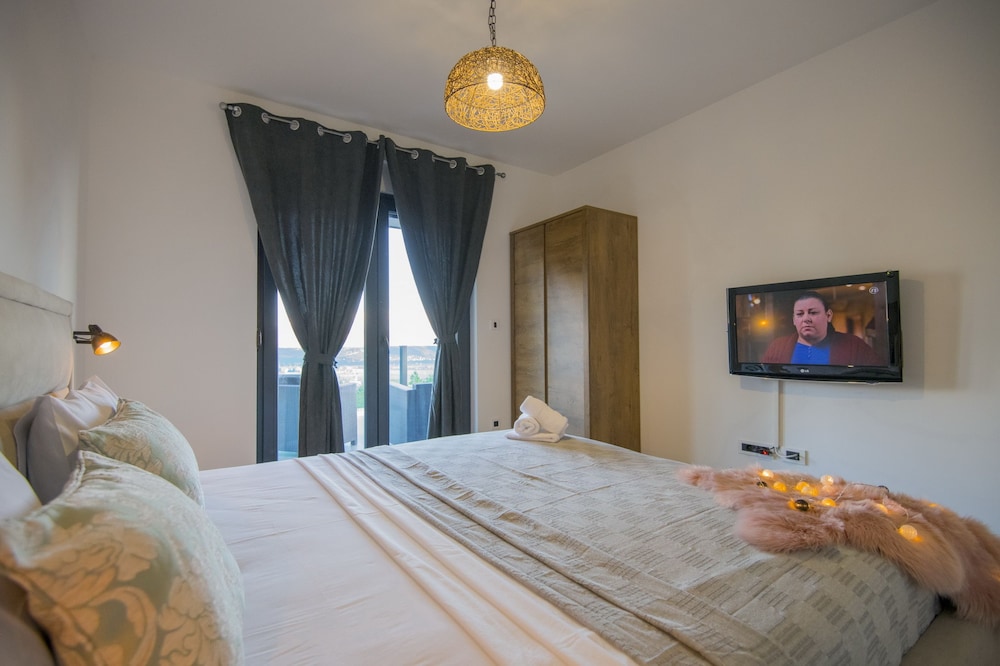 Holiday House Luxury view 4