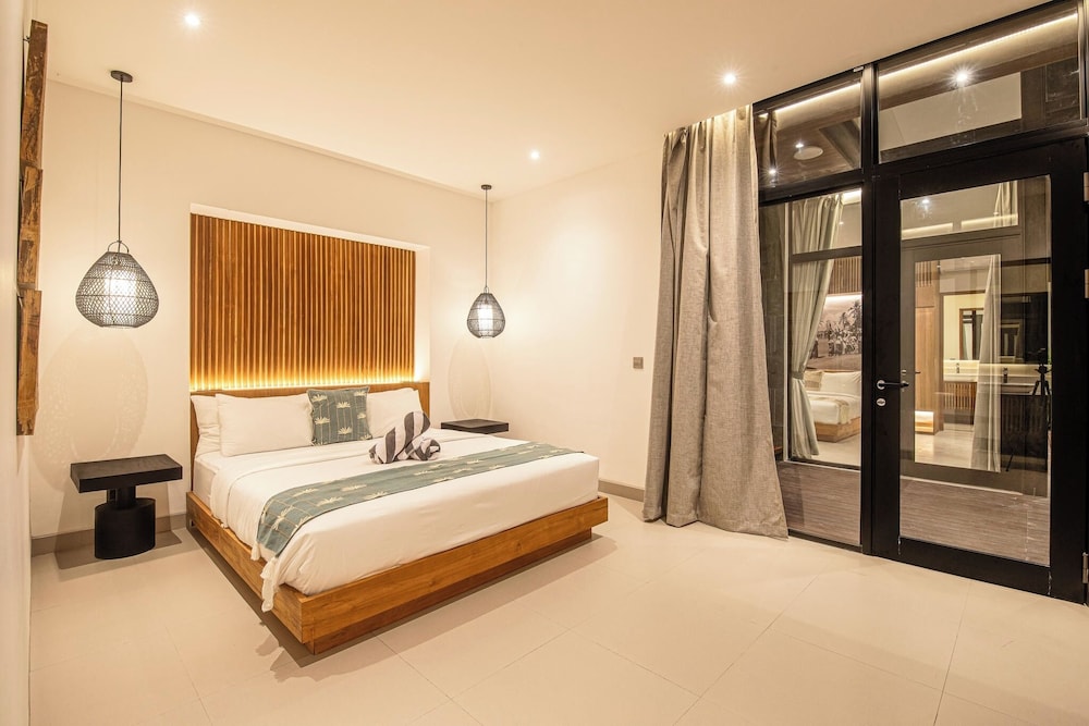 Opulent 6BR Villa, 400m From Canggus Golden Shore