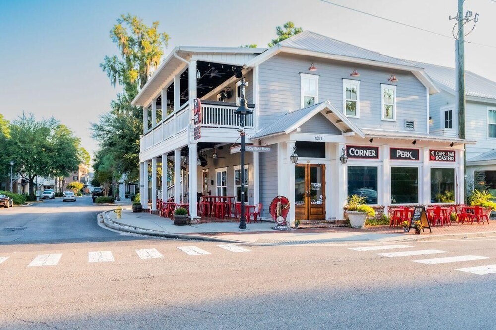May River Breeze! 3-story Townhouse in Old Town's Promenade