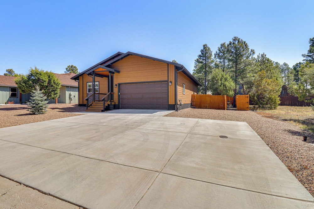 Hot Tub & Outdoor Living: Relaxing Show Low Cabin