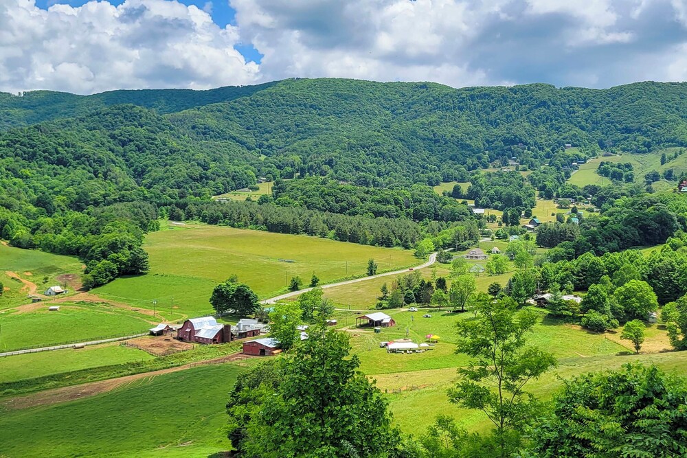 Mtn-view Deck: Scenic Glamping Getaway Near Boone!