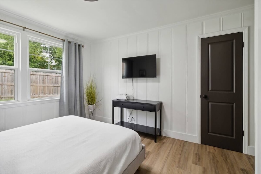 Chic Retreat Near Downtown Nashville 3 Bedroom Home by RedAwning