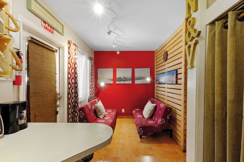 1BR Pet-friendly Studio Parking & Backyard BBQ