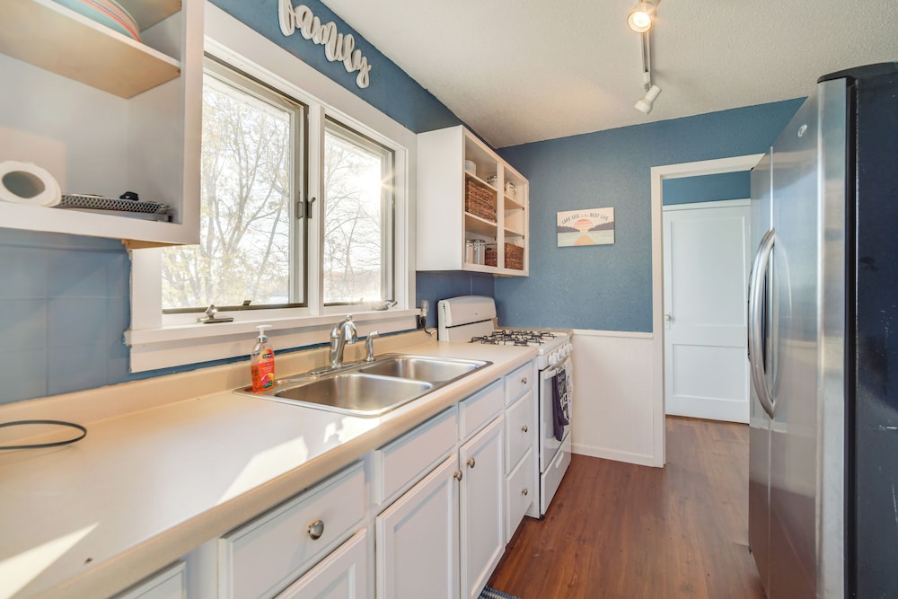 Pet-friendly Cabin on Star Lake: Fire Pit & Grill!