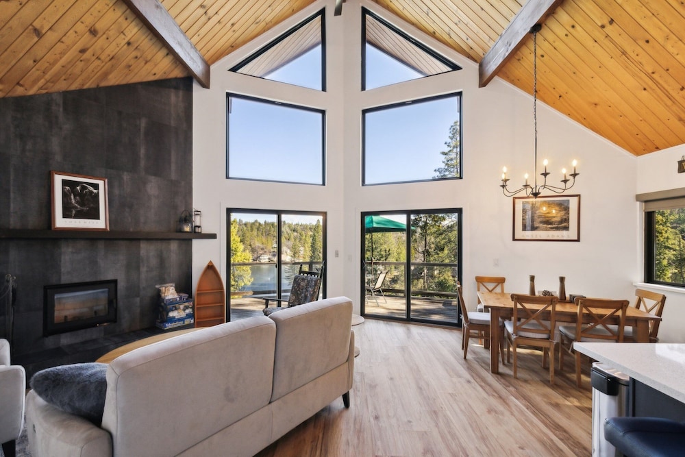 Golden Peak Cabin 3 Bedroom Home by Yosemite Region Resorts