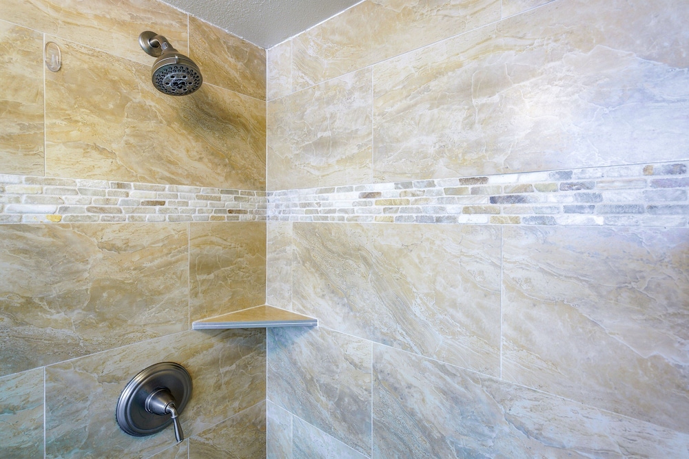 Kamaole Sands 2-406 - Luxurious Renovation - Penthouse Ocean Views - Split AC
