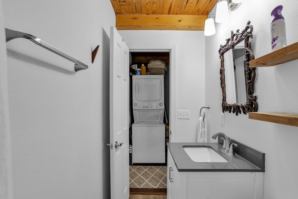 Mountain Koru Near Trails & Town 2 Bedroom Cabin