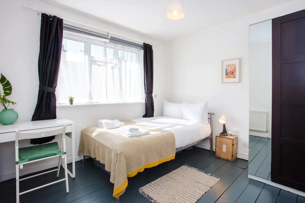 Stylish 4BD House With Private Garden - Stratford
