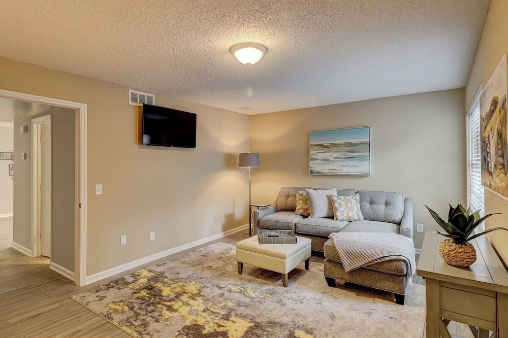 Renovated 2BR Hilton Head Home Walk to Shops