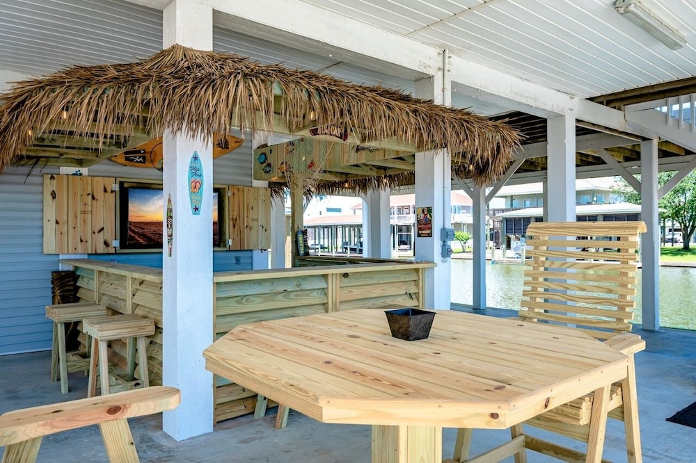 Bolivar Slam 3 Bedroom Home by RedAwning