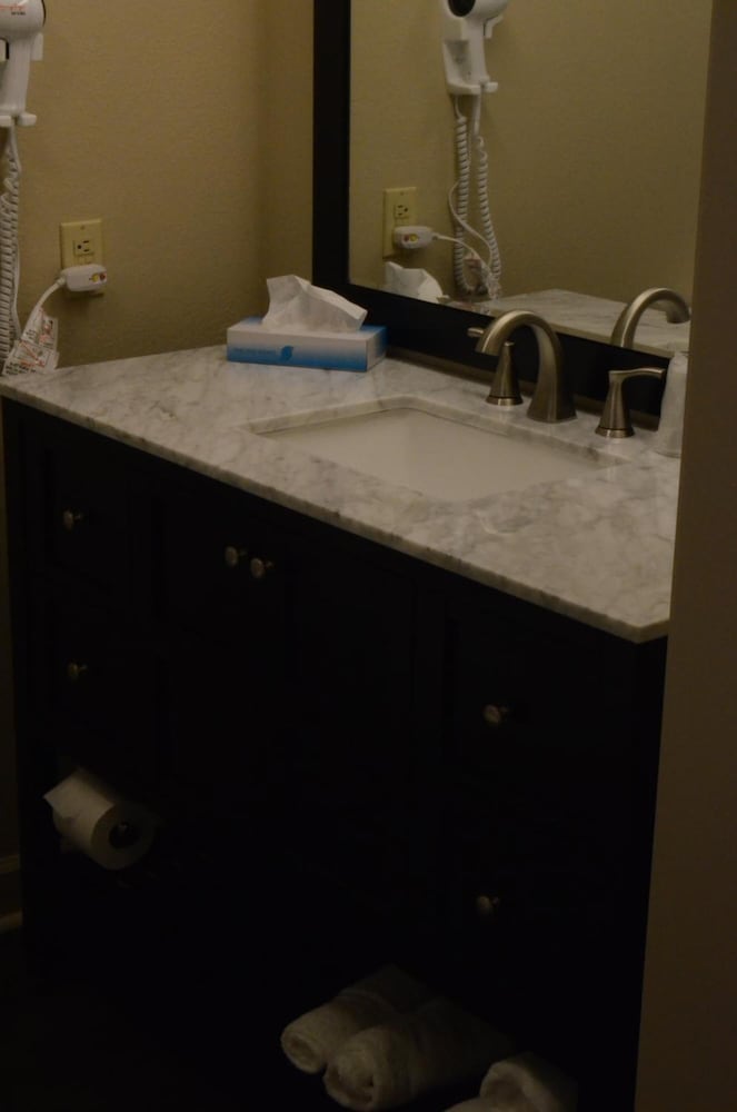 Brookshire Inn & Suites