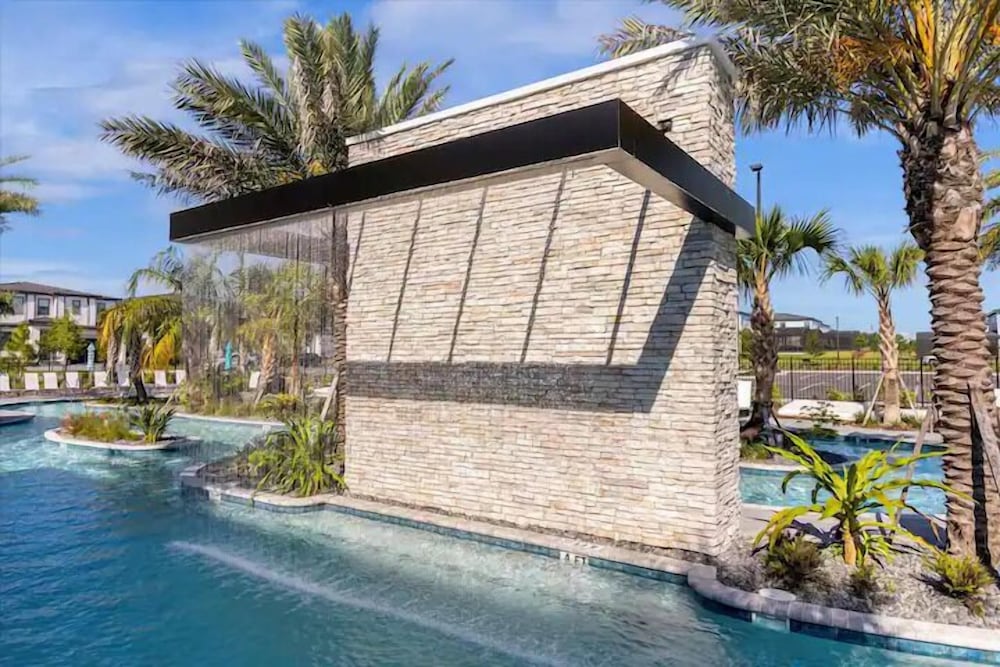 Luxurious 15br Villa With Lake View & Game/theater