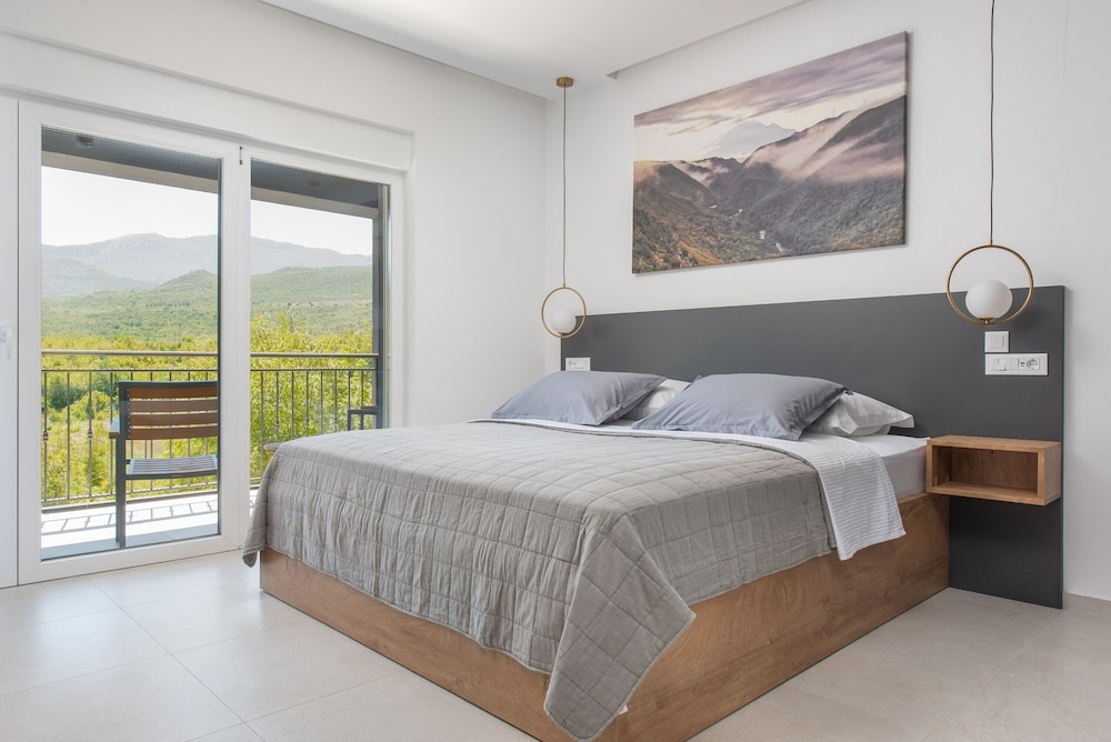 Villa River Rose with pool and jacuzzi, near the river beach