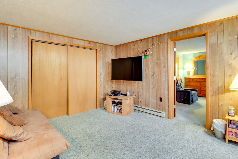 Lake Access & Decks: Pet-friendly Poconos Cabin! view 3