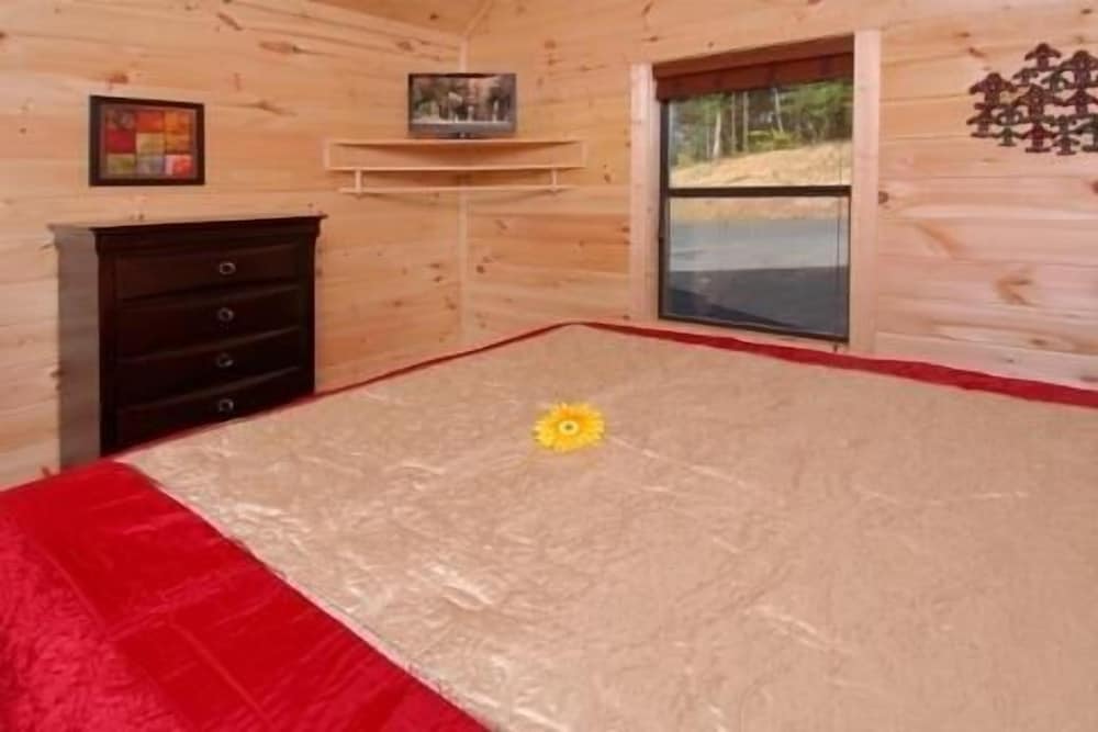 Sleepy Shamrock - 2 Bedrooms, 2 Baths, Sleeps 6 Home by RedAwning