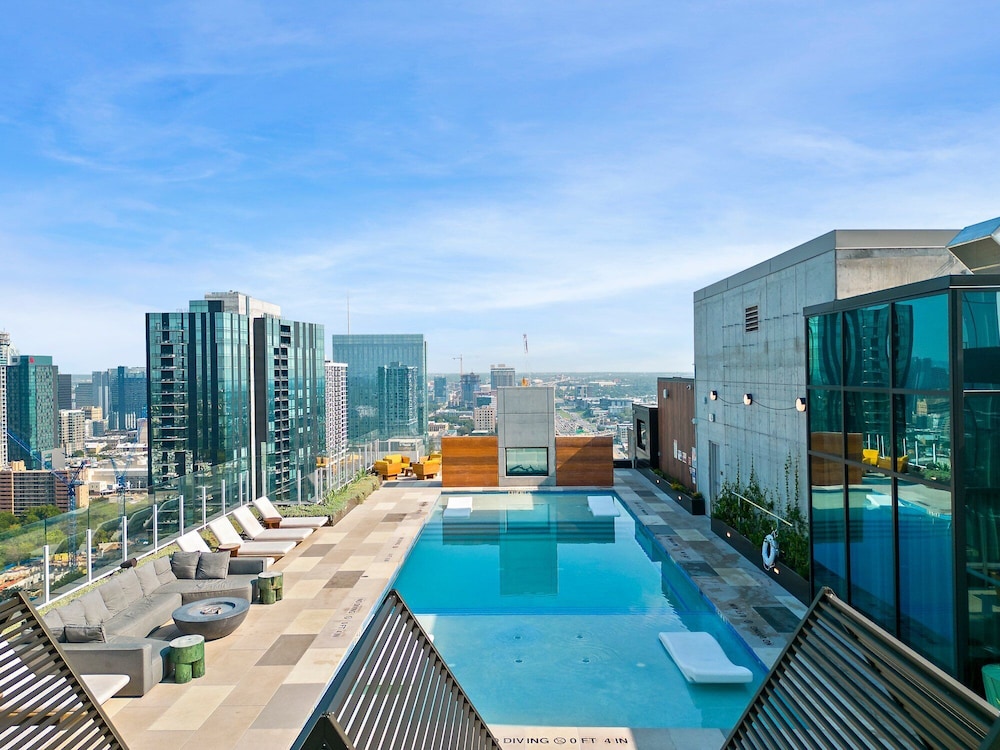 Modern Rainey St Oasis with Pool & Views - Image 2