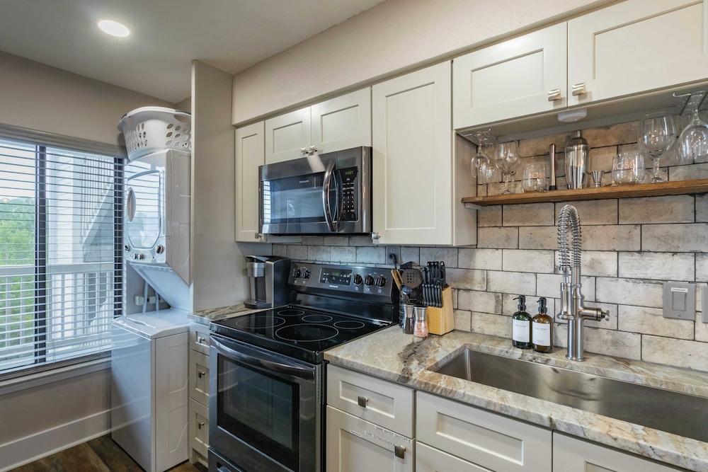 2 Condos, Steps to the Beach Pool+hot Tub, Balcony Lounge Triton & Sea Haven