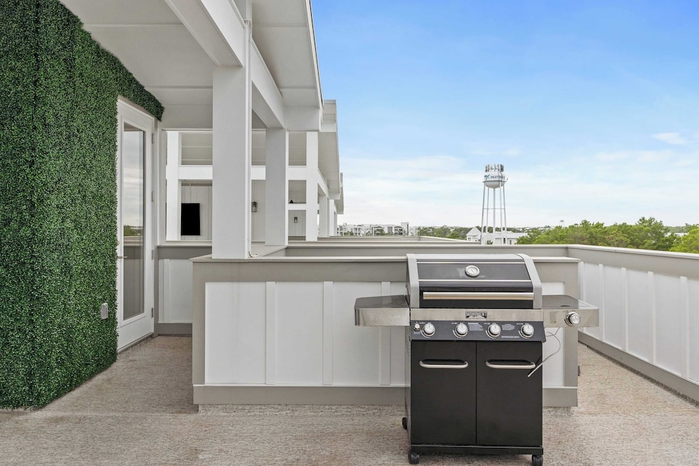 2 Homes in Inlet Beach by Avantstay Sleeps 24, Walk to Beach, Free Golf Cart, Rooftop Decks, Pool Access