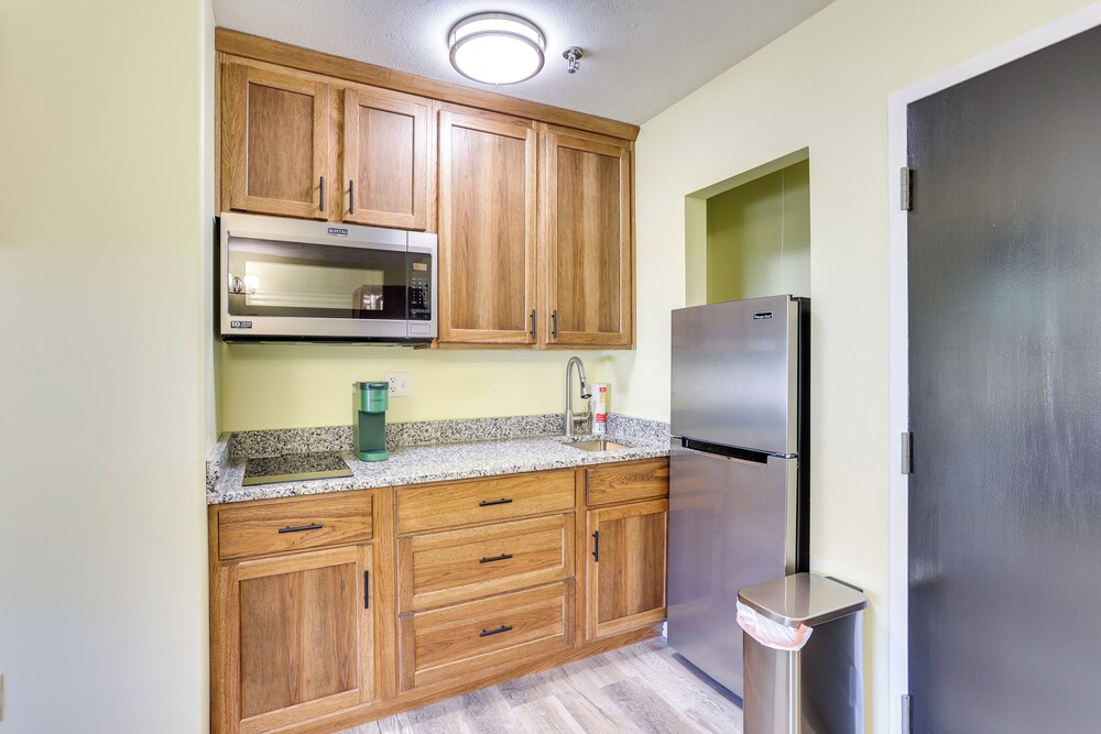 Quiet Oakland City Studio: Walk Downtown!