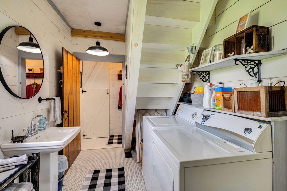 True North Farm House - Historic Family Home