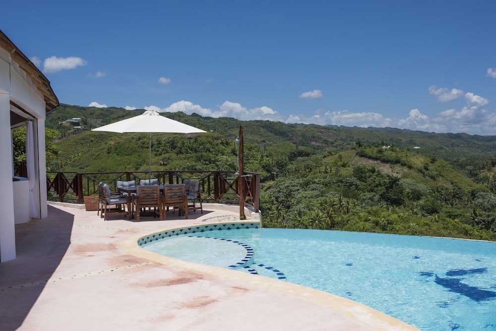 Villa Pina by Hostelsmates