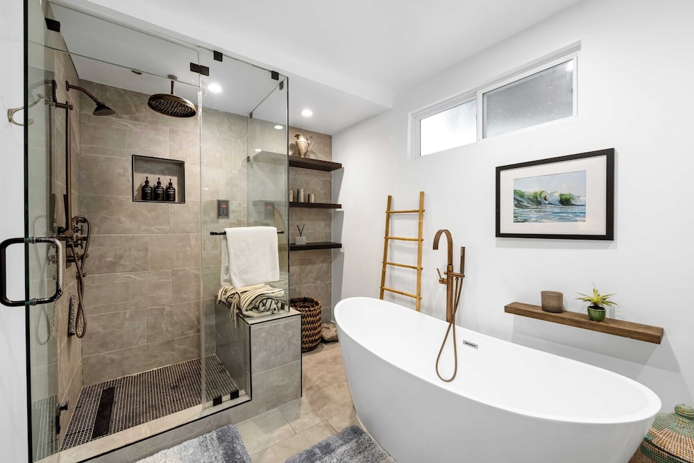 Chic LA Hideaway w/ Soaking Tub, Firepit Lounge & Tranquil Backyard