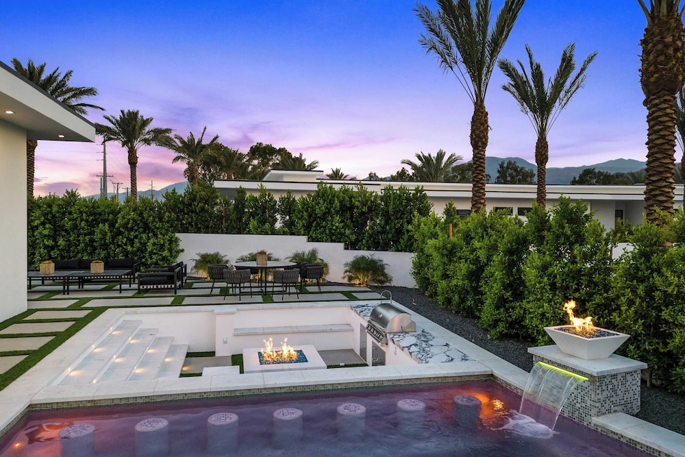 Sleeps 23 Pool, Hot Tub & Putting Green Minutes to Golf & Dining Bravo Villa #7 by Avantstay