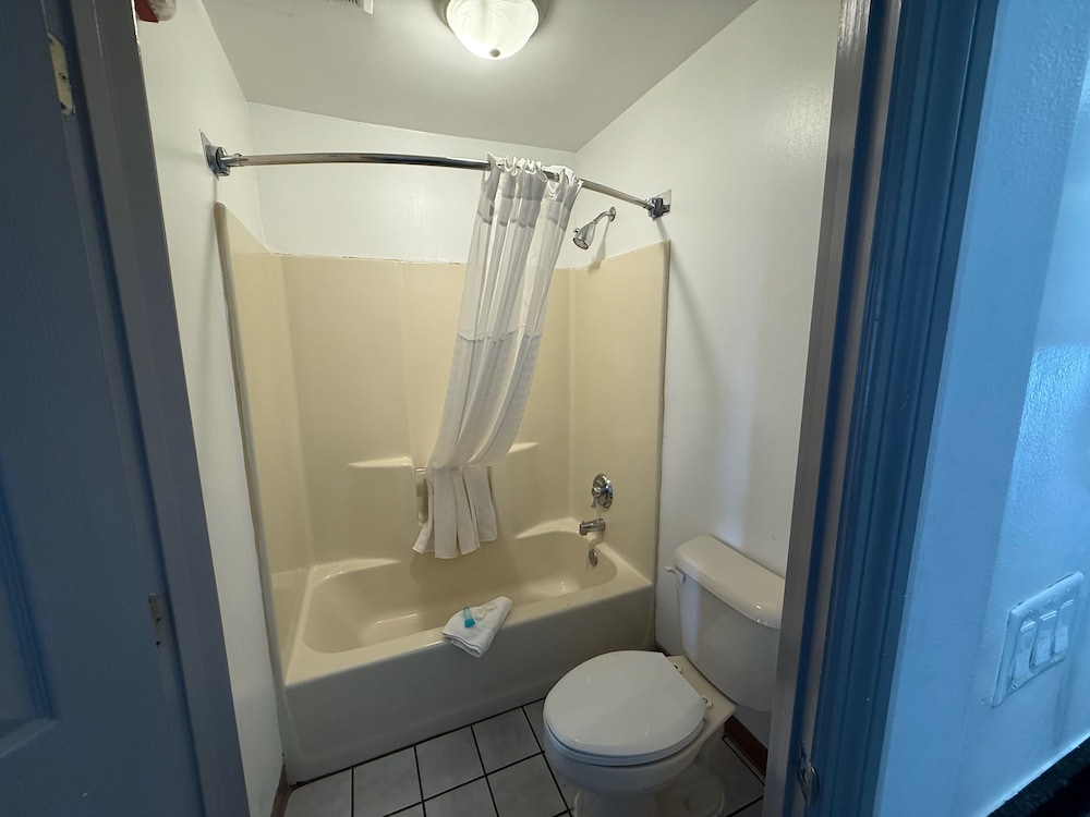 Brentwood Inn & Suites