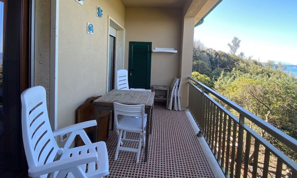 Villa Papini Seafront With 3 Apartments and Garden-rif Papi