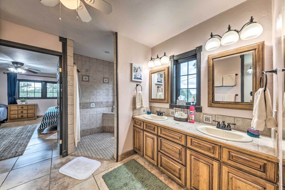 Casa Ruidoso Cabin: Hot Tub, Views & Pool Table! view 2