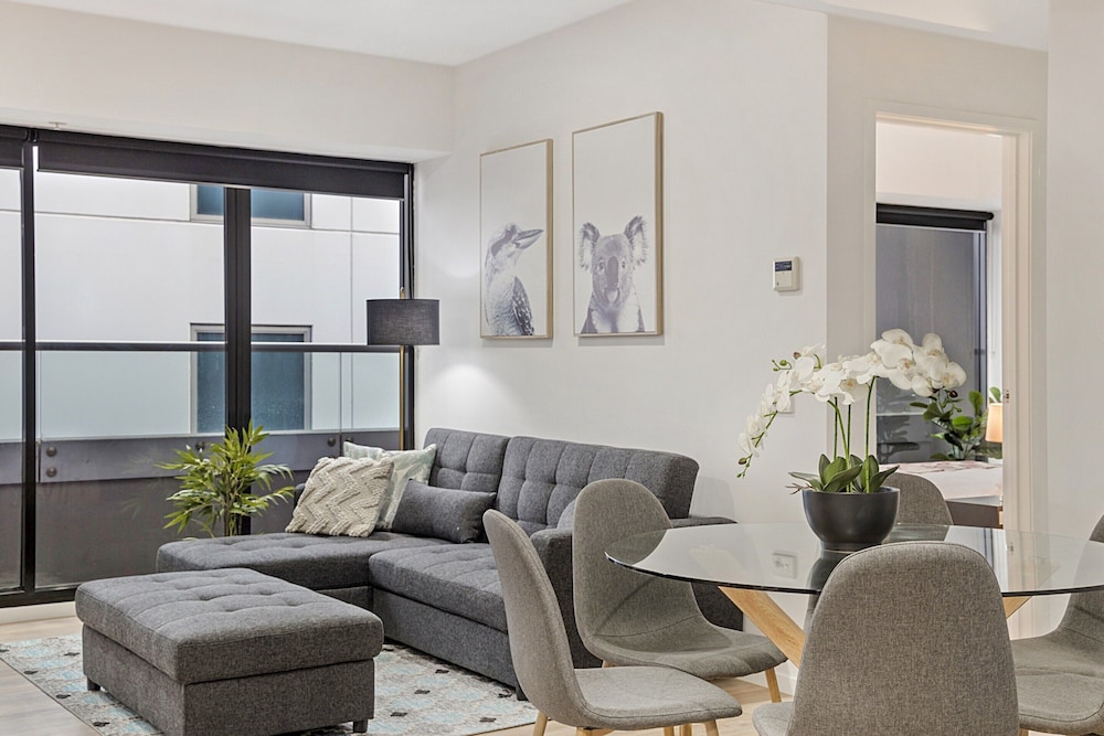 Executive Unit With Pool and Gym Near Riverfront