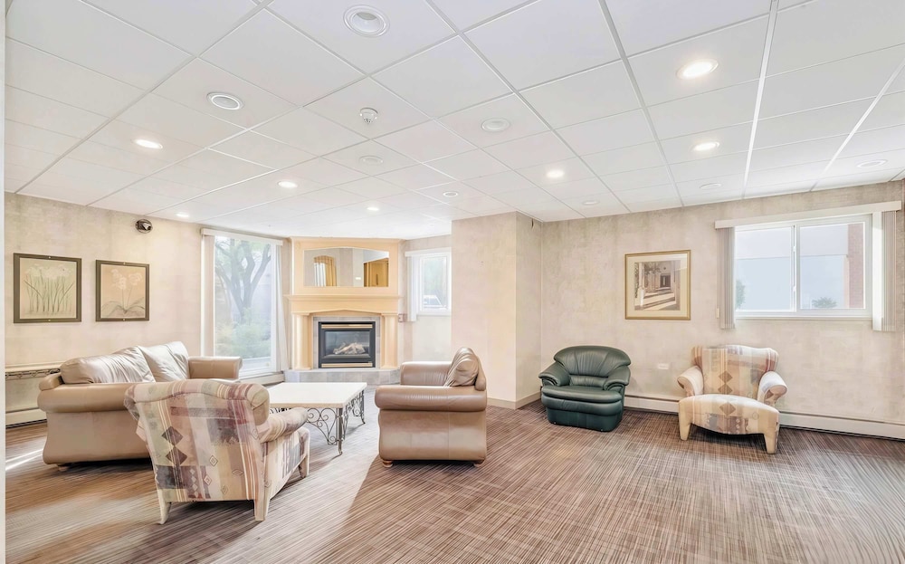 Stylish Downtown Condo near Rogers Place | Parking, Gym, Balcony & Kitchen