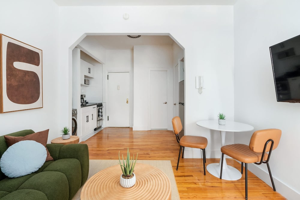 444-1a Beautiful 1BR Midtown West