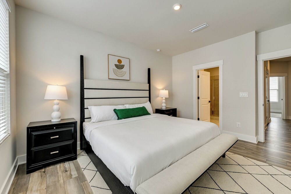 2 Mi to Uptown Charlotte: Family Townhome!