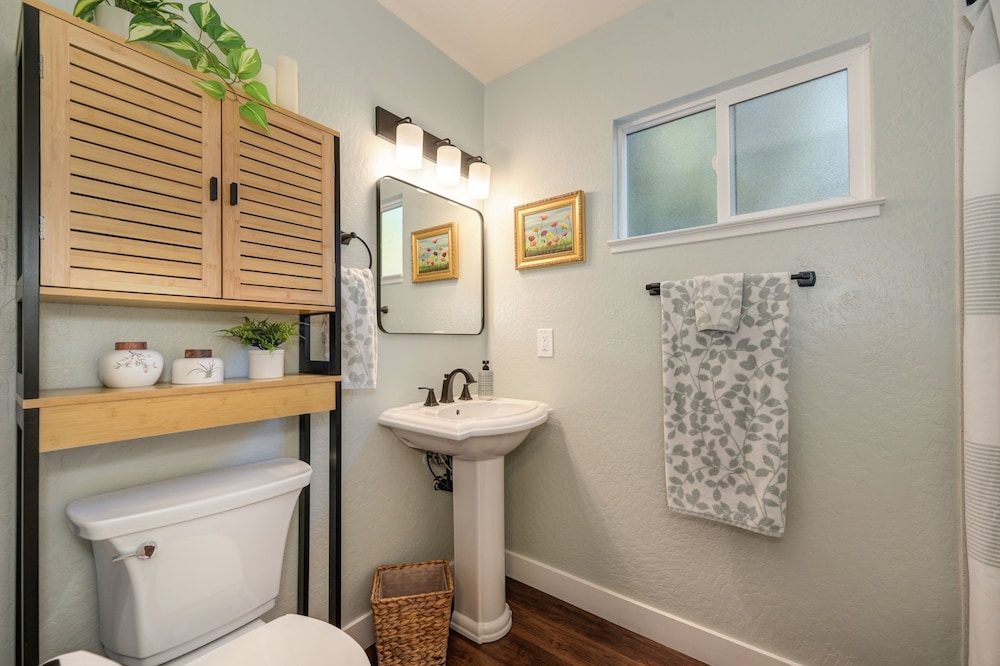Family-friendly Getaway Near Slide Hill Park 3 Bedroom Home by RedAwning - Property Image 4