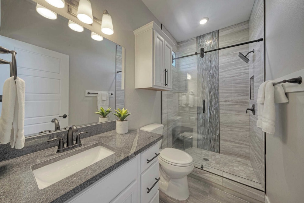 Sleeps 33! 4 Condos, Walk to the Beach, Resort-style Pool, Endless Summer Resort