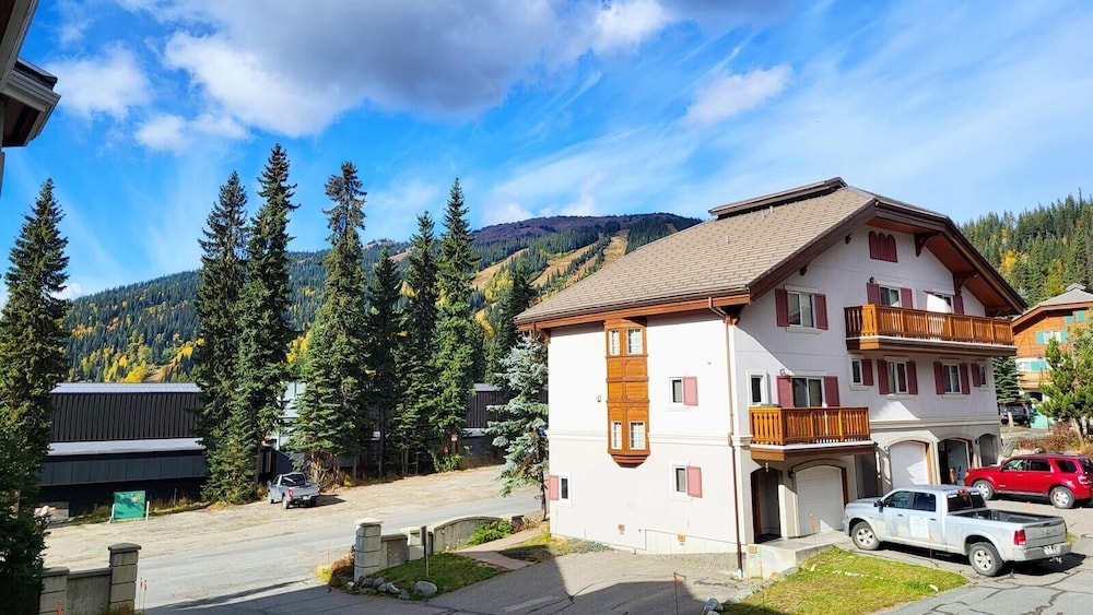 Sun Peaks Vacations - Timberline Village 46 4 Bedroom Home - Property Image 4