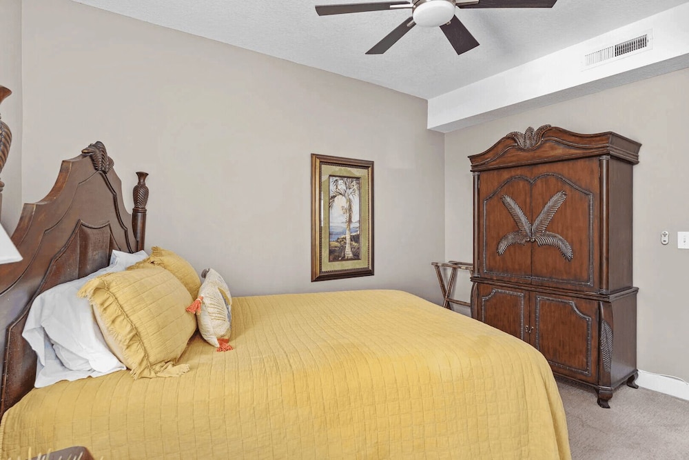 Bahama Breeze by Avantstay Gulf Front, 2 Pools, Beach Chairs Included!