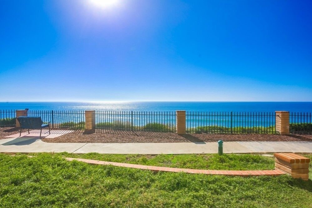 Oceanfront 1 bedroom, Pool, Spa, Beach Access by RedAwning view 5