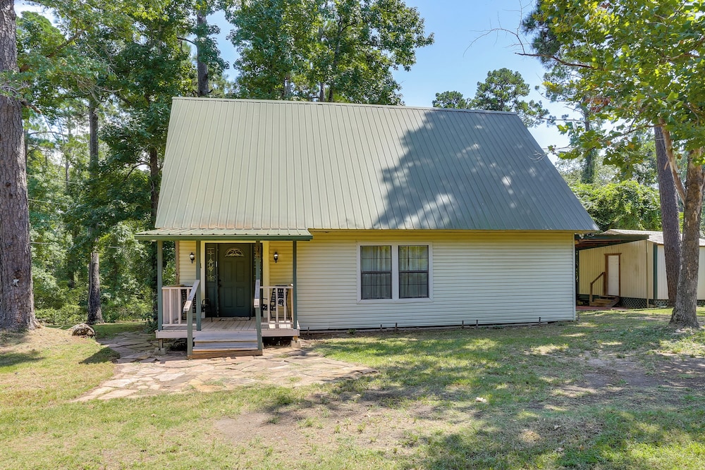 Wraparound Porch: Toledo Bend Reservoir Retreat!