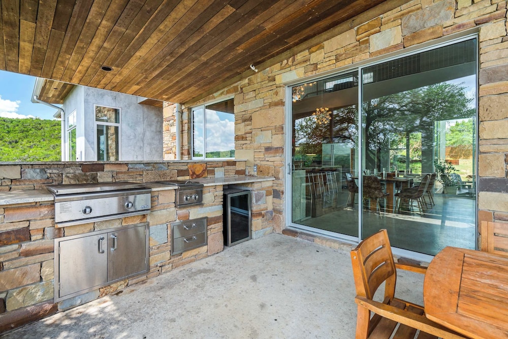 Luxury 4BR Hilltop Retreat Hot Tub & Scenic Views