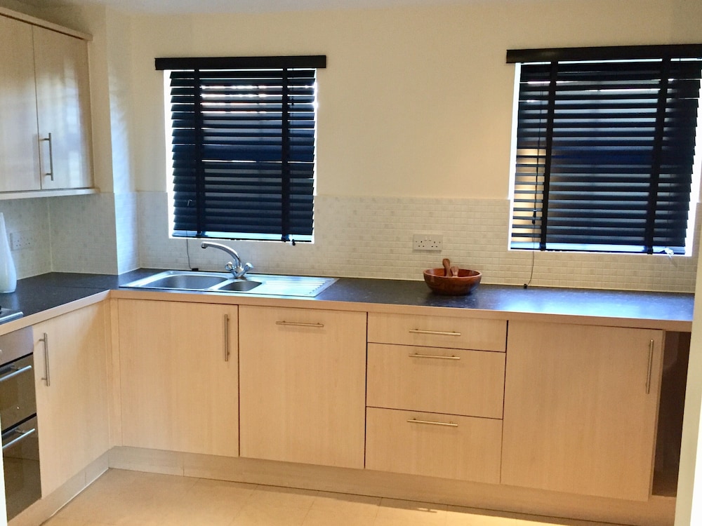 Modern 2 Bed Apartment in Southampton view 5