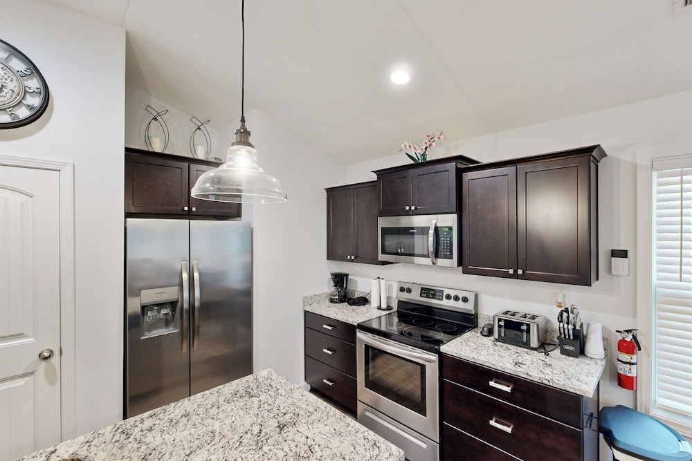 3BR Charming, Dog Friendly Home w/ Fire Pit!