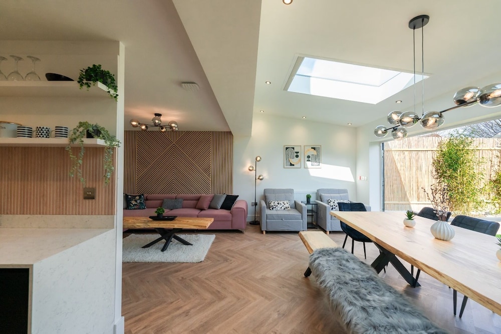 Luxury 8 Bed Home Manchester